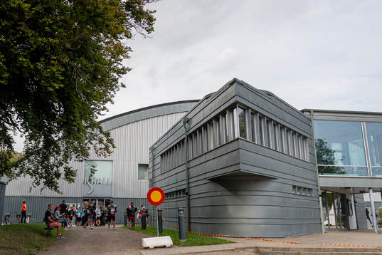 Vy över entrén till Landskrona Ishall