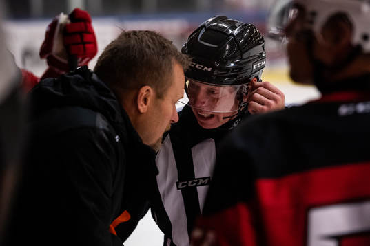 Malmö Redhawks tränare Joakim Fagervall i samtal med