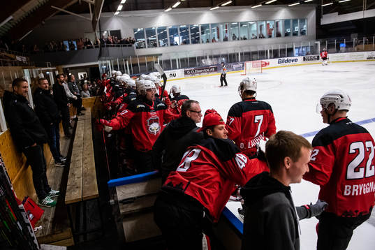 Malmö Redhawks spelare och ledare jublar