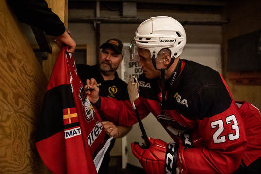 Malmö Redhawks Christoffer Forsberg skriver autografer