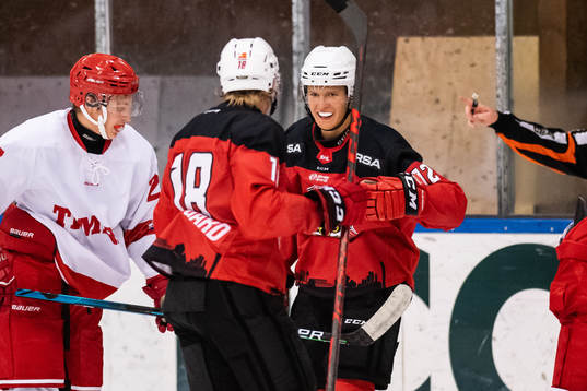 Malmö Redhawks Isac Göransson jublar