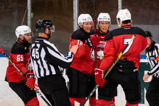 Malmö Redhawks Isac Göransson jublar