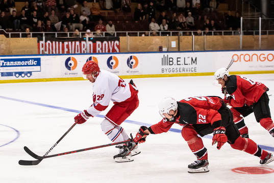 Timrås Morten Madsen mot Malmö Redhawks Lars Bryggman och