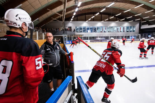 Malmö Redhawks spelare gör entré till träningsmatchen i