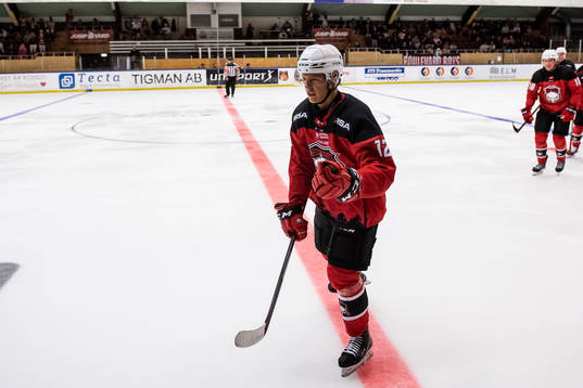 Malmö Redhawks Isac Göransson jublar