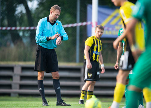 Domaren blåser igång första halvlek i matchen i division