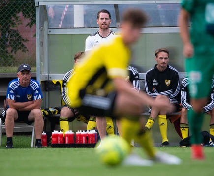 IFK Hässleholms tränare Johan Persson i matchen i