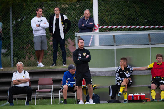 IFK Hässleholms tränare Johan Persson i matchen i