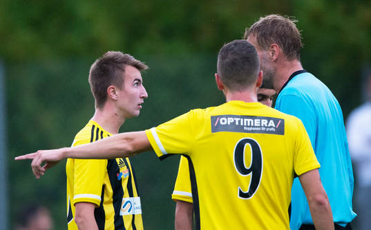 IFK Hässleholms Isak Olsson osams med domaren i matchen i