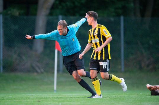 Domaren flyger i matchen i division 2 mellan BK Olympic och