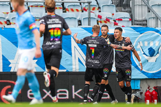 IFK Göteborgs Marcus Berg (mitten) jublar med Sebastian