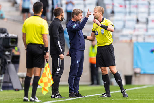 Malmö FFs huvudtränare Jon Dahl Tomasson diskuterar med
