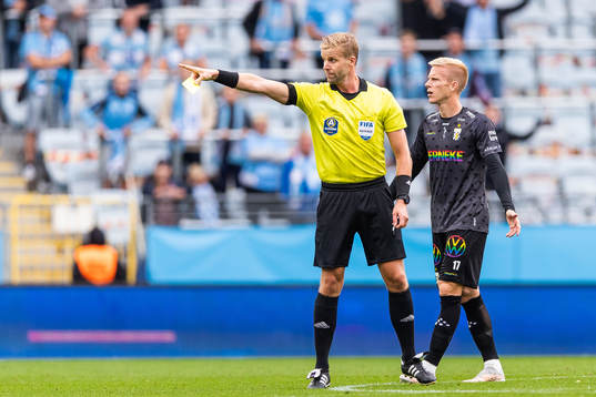 Domare Glenn Nyberg ger gult kort till Malmö FFs