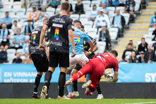 Malmö FFs Antonio Colak och IFK Göteborgs målvakt