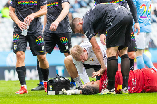IFK Göteborgs målvakt Giannis Anestis får vård