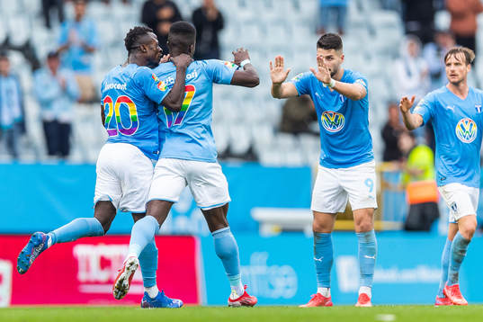 Malmö FFs Bonke Innocent och Antonio Colak jublar med