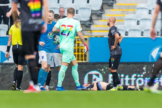 IFK Göteborgs Marcus Berg ligger och har ont