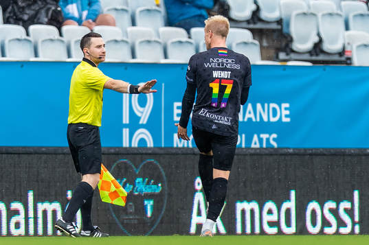 IFK Göteborgs Oscar Wendt reagerar mot en assisterande