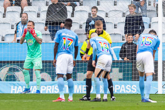 Malmö FFs målvakt Johan Dahlin reagerar