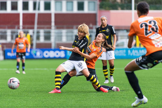 s Honoka Hayashi och Kristianstads Alice Nilsson i kamp om