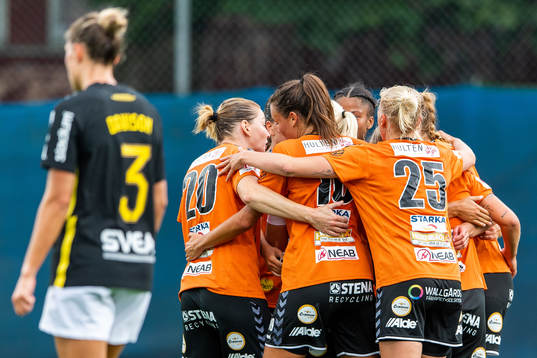 Kristianstads Amanda Edgren jublar med lagkamrater