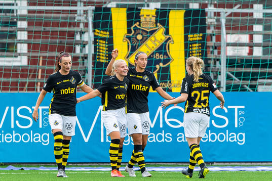 s Rosa Kafaji (trea från vänster) jublar med Hallbera