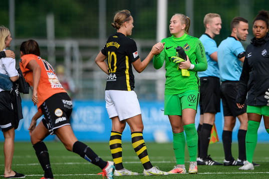 s Jenny Danielsson och målvakt Milla-Maj Majasaari