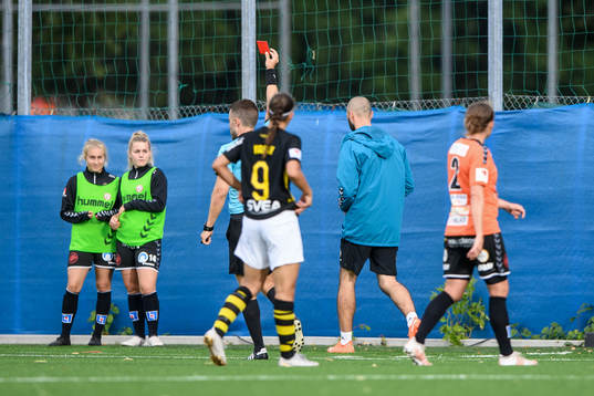 Kristianstads målvaktstränare Bojan Jovic får ett rött