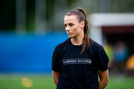 s Hallbera Gisladottir med en specialdesignad t-shirt på