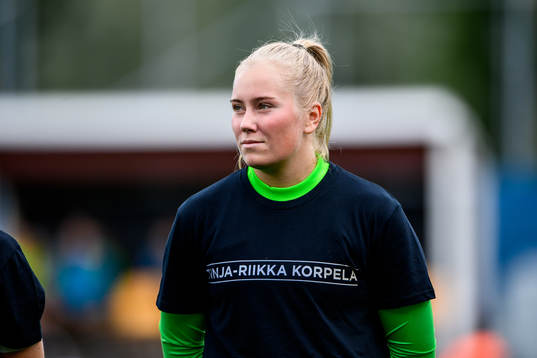 s målvakt Milla-Maj Majasaari med en specialdesignad