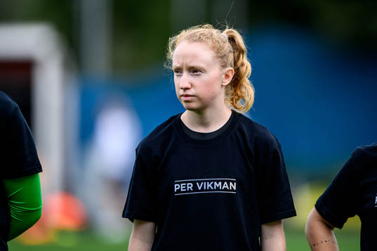 s Caroline Murray med en specialdesignad t-shirt på sig
