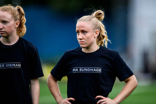 s Ebba Jahnfors med en specialdesignad t-shirt på sig
