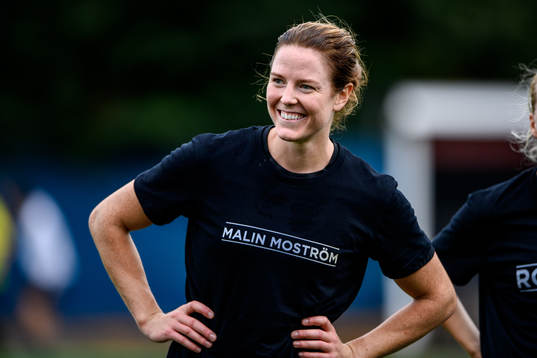 s Sara Nordin med en specialdesignad t-shirt på sig