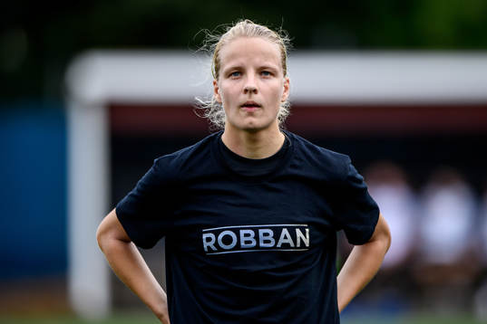 s Kaisa Collin med en specialdesignad t-shirt på sig