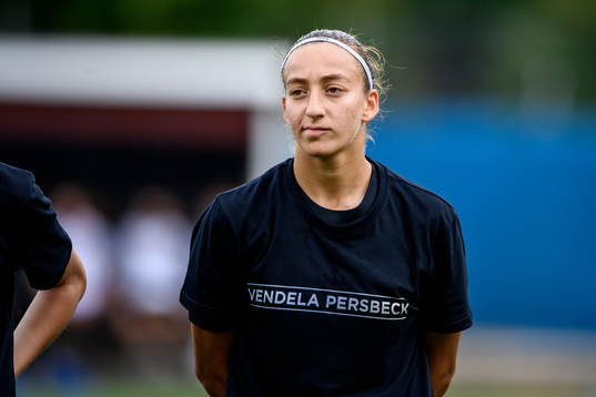 s Rosa Kafaji med en specialdesignad t-shirt på sig