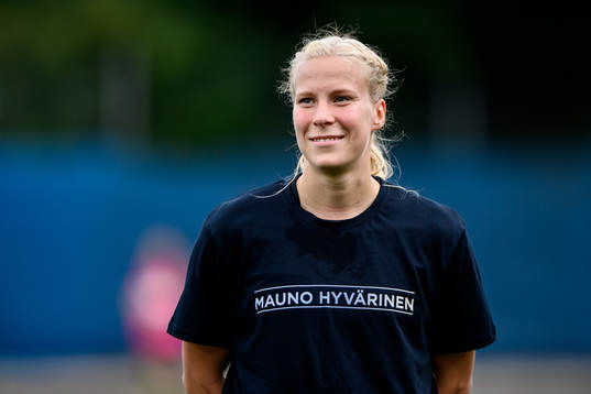 s Emma Santamäki med en specialdesignad t-shirt på sig