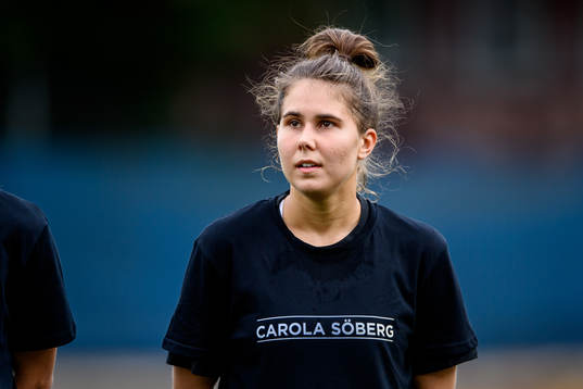 s Julia Olsson med en specialdesignad t-shirt på sig