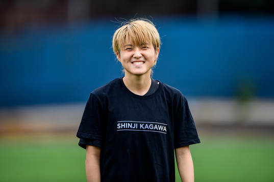 s Honoka Hayashi med en specialdesignad t-shirt på sig