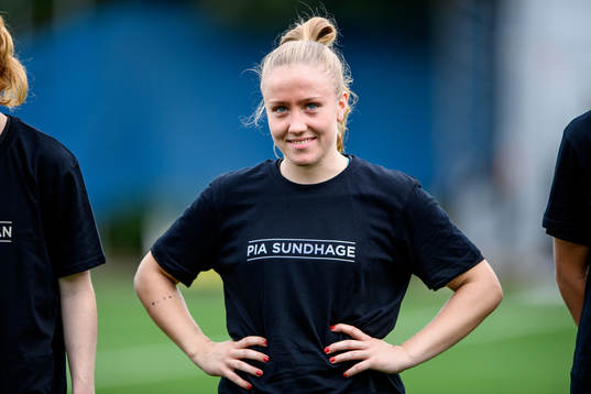 s Ebba Jahnfors med en specialdesignad t-shirt på sig