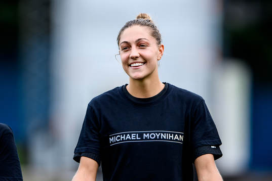 s Hannah Davison med en specialdesignad t-shirt på sig