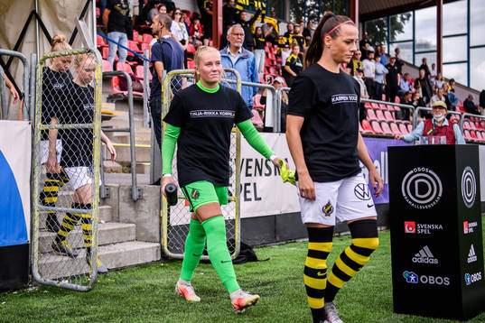 s målvakt Milla-Maj Majasaari och Hallbera Gisladottir