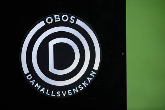 OBOS Damallsvenskans logo på en piedestal