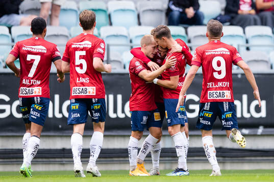Örgrytes Anel Rashkaj jublar med lagkamrater