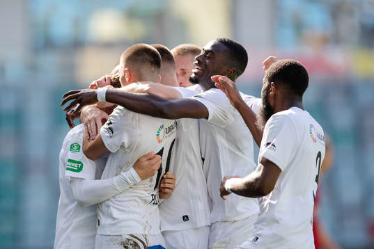 Brages Filip Sjöberg jublar med lagkamrater
