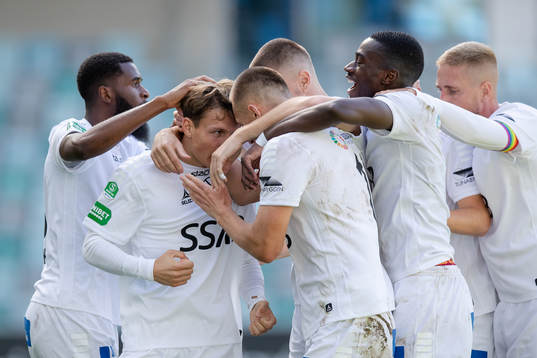 Brages Filip Sjöberg jublar med lagkamrater