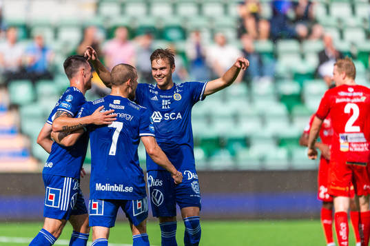 Sundsvalls Alexander Blomqvist jublar med Erik Andersson