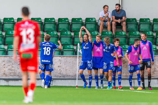 Sundsvalls Linus Hallenius jublar med lagkamrater