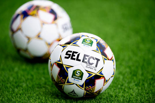 En boll innan fotbollsmatchen i Superettan mellan GIF