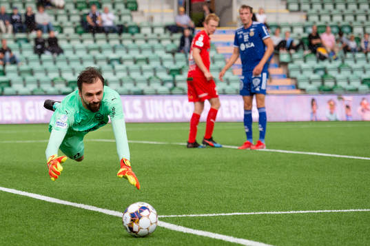 Värnamos målvakt Pilip Vaitsiakhovich räddar en boll
