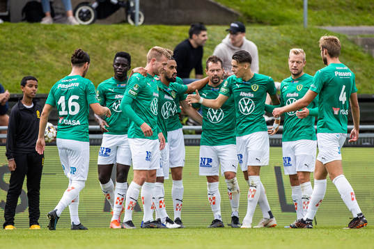 Jönköpings Jesper Svensson (trea från vänster) jublar